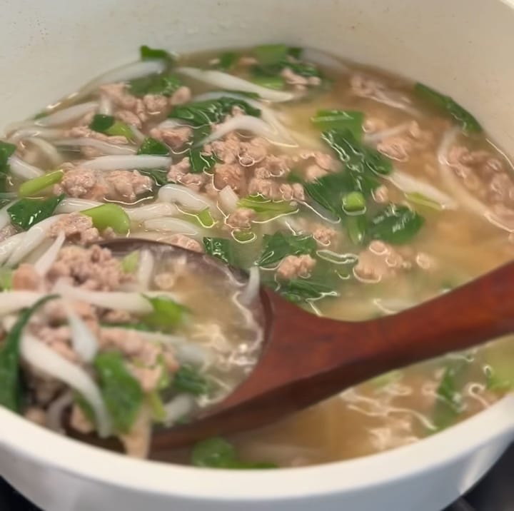 Mee Tai Bak (Silver Needle Noodle) Soup
